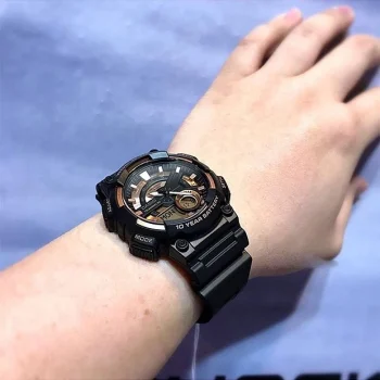 ساعت Casio AEQ-110W-1A3VDF روی مچ دست با طراحی مشکی و رزگلد