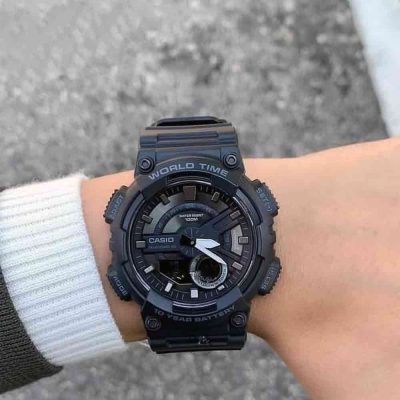 ساعت Casio AEQ-110W-1BVDF روی مچ دست، مناسب استفاده روزمره و ورزش