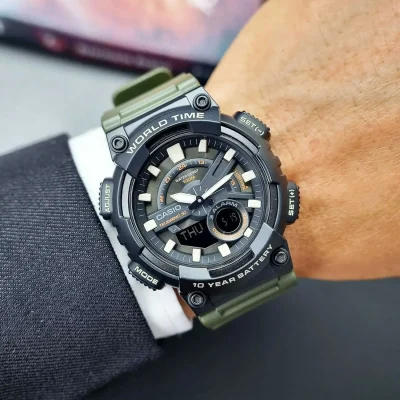 ساعت Casio AEQ-110W-3AVDF روی مچ دست با طراحی اسپرت